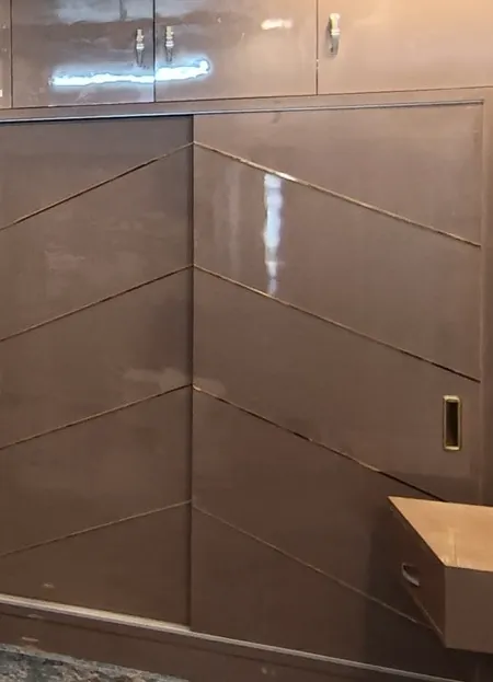 Taupe with brass inlay finish