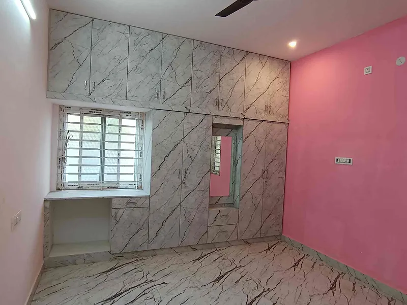 Full-height wardrobe wall in a marble-pattern finish